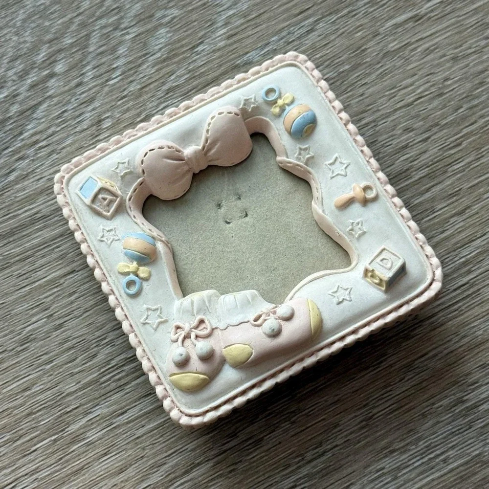 Vintage Baby Girl‎ Nursery Mini 3D Picture Frame Pink Resin Bow Booties 1.5x1.5